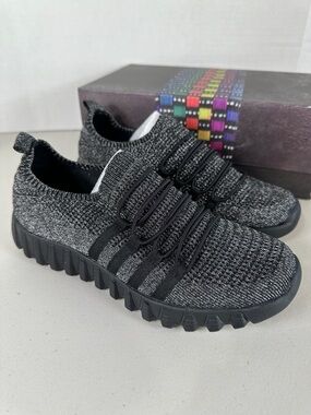 bernie mev. Black and Gray Knit Slip-On Sneakers with Elastic Laces